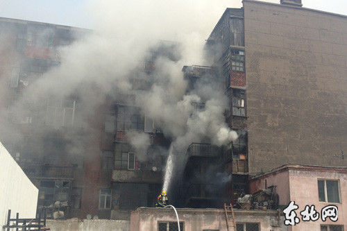 消防隊員正在打水滅火。東北網記者 王忠巖 攝