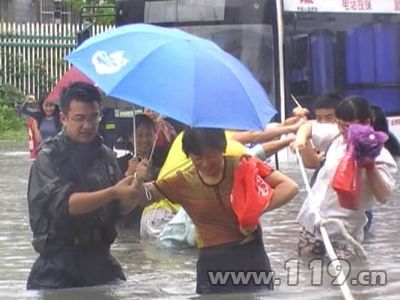 公交車(chē)陷齊腰深積水 揚(yáng)州消防急救15名乘客[圖]