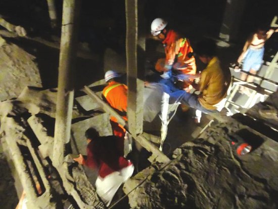 內(nèi)江工人掉進5米沙坑遭埋 消防刨沙營救(圖)