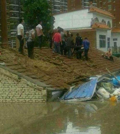 中廣網(wǎng)鄂爾多斯7月1日消息（記者劉源源 鄂爾多斯臺記者劉波）內(nèi)蒙古西部鄂爾多斯市6月30號下午遭遇暴雨冰雹突襲，目前已確認(rèn)造成15人死亡，4人失蹤，4人受傷。