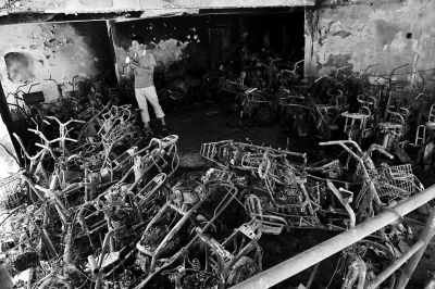 架空層內幾十輛電動車被燒得只剩下骨架