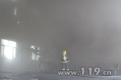 消防進入廠房滅火，現場濃煙滾滾