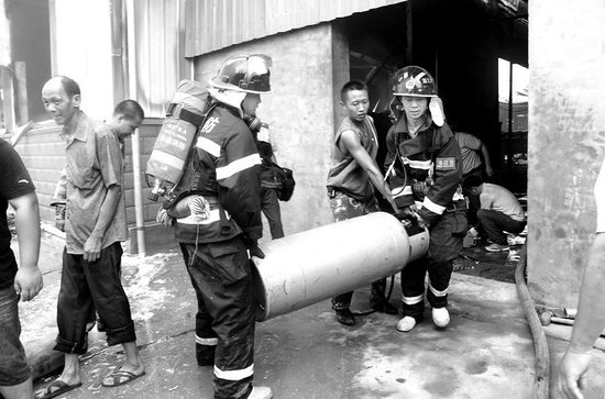 宜昌一泡沫生產(chǎn)廠發(fā)火災 33枚&ldquo;定時炸彈&rdquo;被抬出