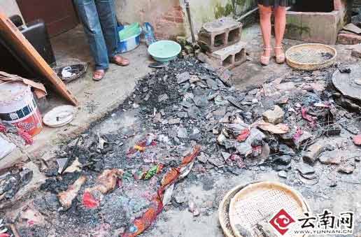 院子里堆著被燒毀的東西