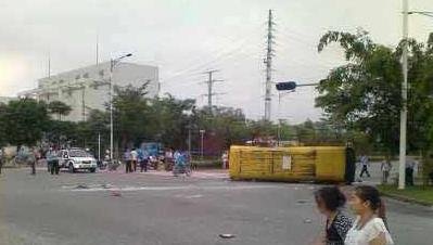深圳泥頭車校車相撞 校車側翻16名師生受傷