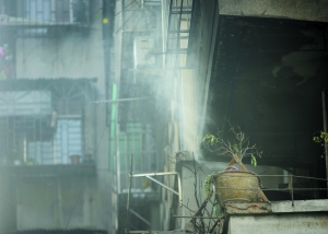 昨日下午4時(shí)許，民宅大火已被撲滅，現(xiàn)場殘留少量煙氣。