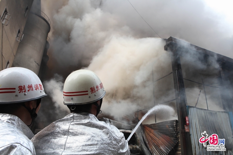 建材倉庫突發大火 荊州消防18車80官兵撲救 