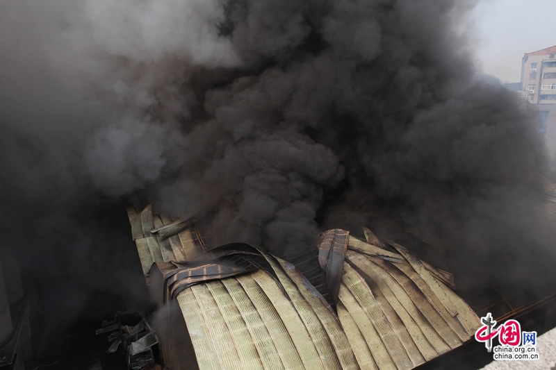 建材倉庫突發大火 荊州消防18車80官兵撲救 