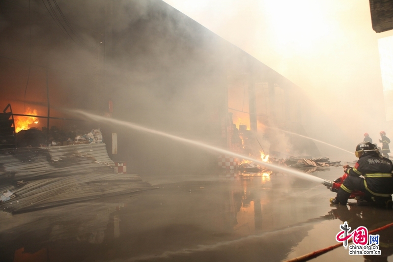 建材倉庫突發大火 荊州消防18車80官兵撲救 