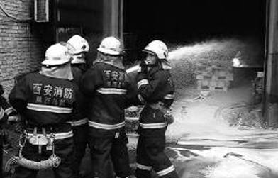 消防官兵現(xiàn)場(chǎng)奮力撲火