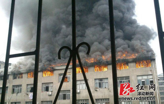 (11月8日，常德市城區(qū)老三岔路附近，西郊家具城內(nèi)一家沙發(fā)廠突發(fā)大火，樓頂濃煙滾滾，火勢很大。圖/滾動新聞通訊員