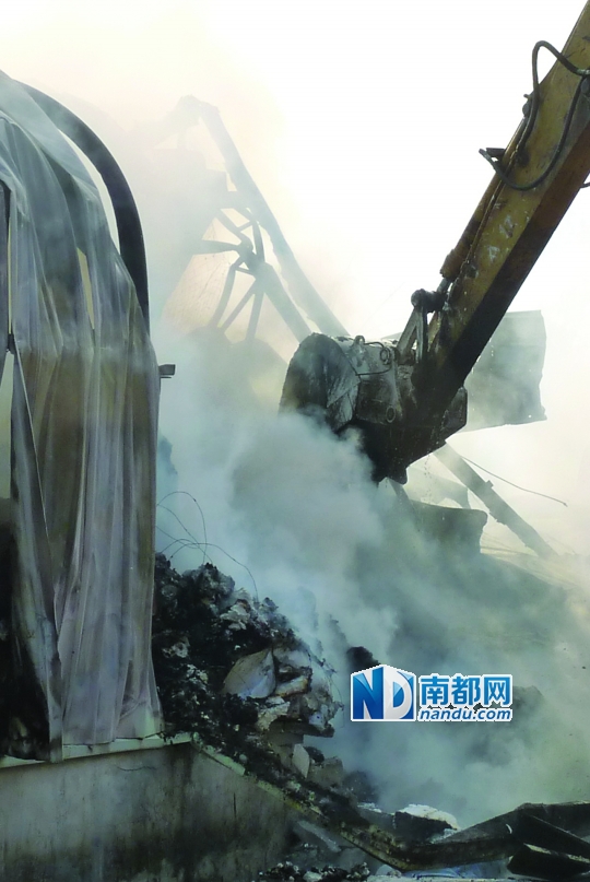 <p>&nbsp;&nbsp;&nbsp;&nbsp;11月15日上午，鶴山龍口交警三大隊附近。相關部門協(xié)商調派鉤機協(xié)助清理火場。南都記者&nbsp;孫振飛&nbsp;通訊員&nbsp;彭燦杰&nbsp;攝</p>