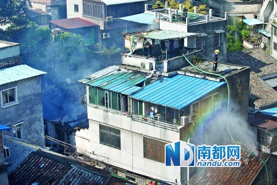 <p>&nbsp;&nbsp;&nbsp;&nbsp;消防員在事發火災房子的周邊屋頂查看。&nbsp;南都記者&nbsp;黎湛均&nbsp;攝</p>