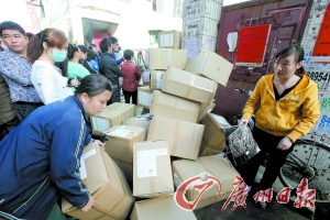 制衣廠的職工在轉移貨物。記者高鶴濤 攝