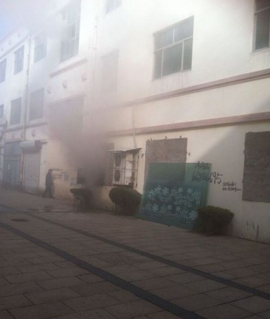 青島一服飾廣場突發(fā)大火，現(xiàn)場大量濃煙冒出。