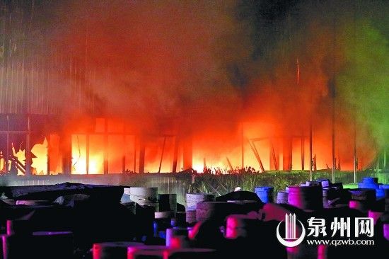 鐵皮屋內不斷竄出大火