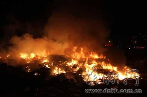 垃圾場(chǎng)現(xiàn)場(chǎng)，大火熊熊燃燒