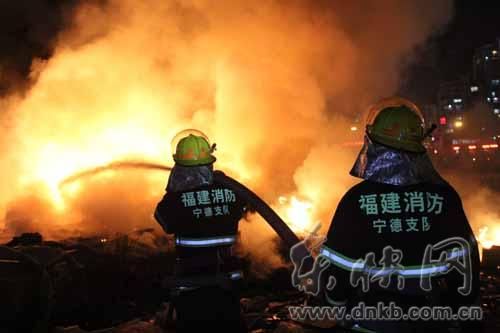 消防官兵正在現(xiàn)場(chǎng)滅火