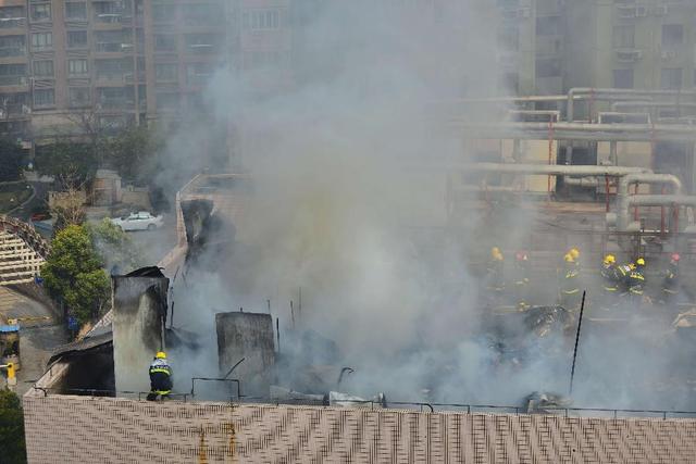 新華社照片，上海，2014年1月13日 上海虹口區一商務大廈樓頂發生火災 尚無人員傷亡報告 1月13日，消防人員在上海市虹口區一商務大廈樓頂的火災現場撲救。當日上午9時50分許，位于上海市虹口區四平路附近的一商務大廈樓頂發生火災，現場濃煙滾滾。目前，尚無人員傷亡的報告。 新華社發
