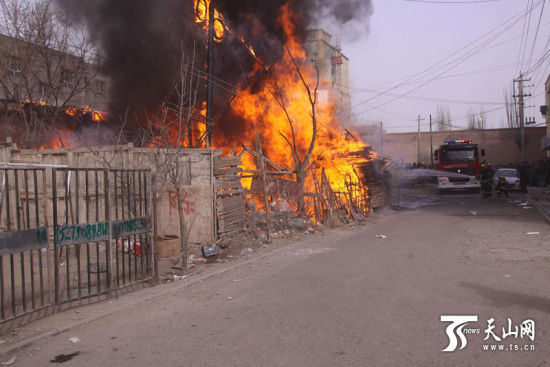兒童玩炮仗引發木材店大火烏恰消防化險為夷
