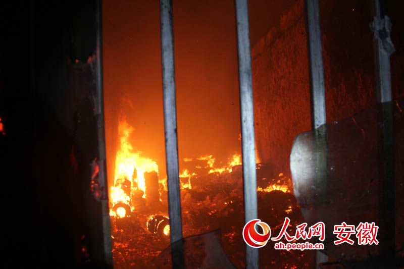 人民網合肥2月27日電（記者韓暢通訊員馬帥）2月27日凌晨，安徽省池州市石臺縣汽車站候車廳突燃大火，整個候車廳付之一炬，所幸并無人員傷亡。