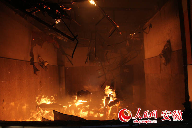 人民網合肥2月27日電（記者韓暢通訊員馬帥）2月27日凌晨，安徽省池州市石臺縣汽車站候車廳突燃大火，整個候車廳付之一炬，所幸并無人員傷亡。