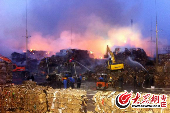 山亭華潤紙廠突發火災 消防撲救20余小時