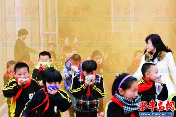 3月 19日，在第十九個全國中小學(xué)生安全教育日來臨之際，青島市高新技術(shù)產(chǎn)業(yè)開發(fā)區(qū)、青島市公安消防支隊、青島市教育局、青島交運集團聯(lián)合舉辦以&ldquo;消防演練進校園&rdquo;為主題的大型演習(xí)活動。