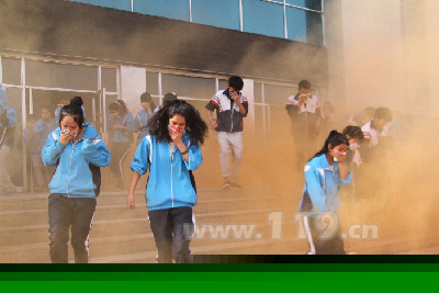 阿克蘇地區實驗中學舉行滅火疏散逃生演習