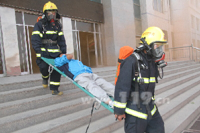 演習中消防官兵營救被困學生