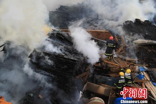 圖為新疆塔城消防人員正在用水槍滅火。 馬振彪 攝