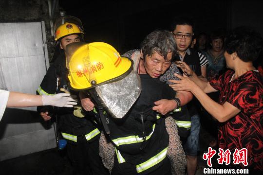 福州鼓樓區六一環島附近蓮宅新村單元房突發大火 救出一老人