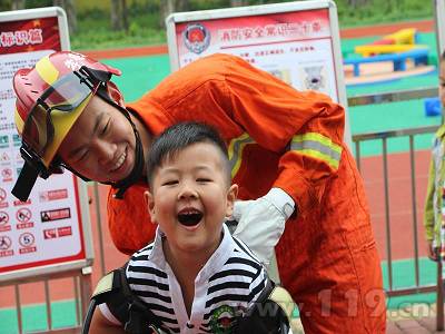 萌娃試戴消防器材