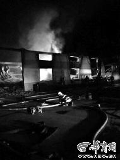 藍田縣華胥鎮西北家具工業園內新港五路百泰海綿廠昨又著大火