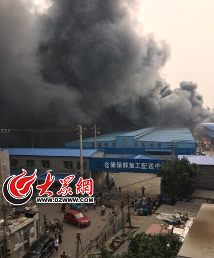 濟南堤口路果品市場一保溫倉庫突發大火 現場傳出巨響