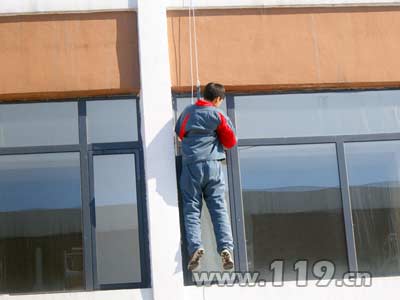 消防官兵為學生講解如何使用寢室配備救生緩降器