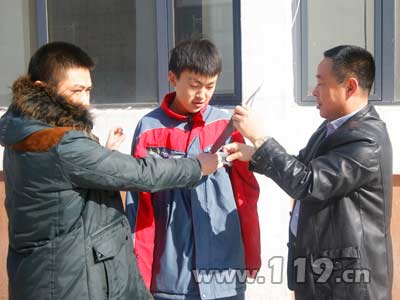 消防官兵為學生講解如何使用寢室配備救生緩降器