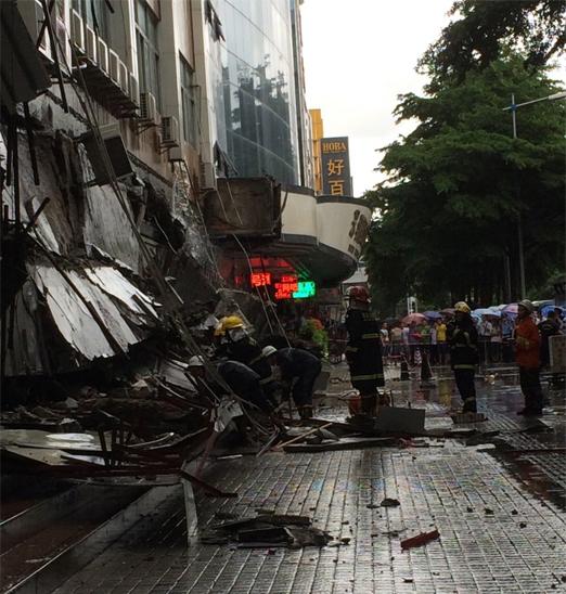 避暴雨時深圳一頂棚突然垮塌 已致3死11傷
