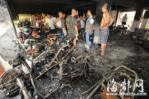 福州倉山程埔路欣隆盛花園小區架空層凌晨大火 燒了40部電動車