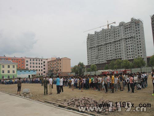 學生進行消防演練