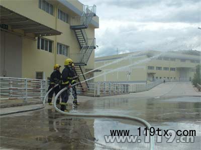 消防官兵滅火演練現場