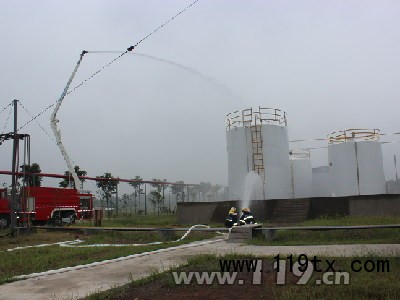 消防官兵實(shí)戰(zhàn)演練中