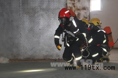 消防官兵正在進行室內偵查  