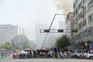 　　昨日，消防車正朝起火的制衣廠倉(cāng)庫(kù)噴水，朝安路雙向車道暫時(shí)封閉。