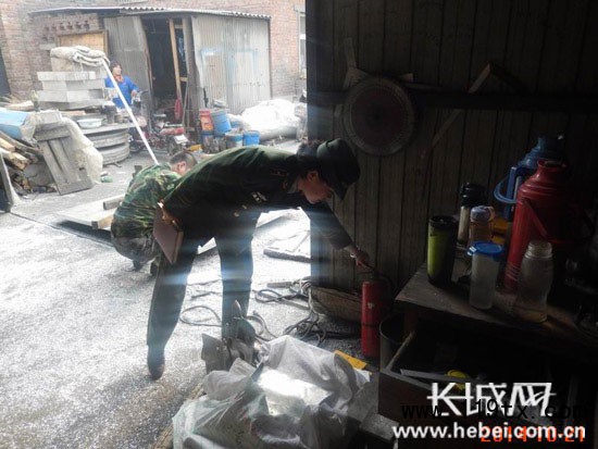 消防人員對轄區(qū)倉庫進(jìn)行安全檢查