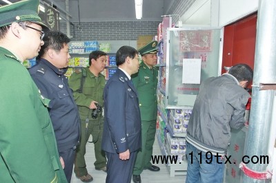 馬運濤（左四）在查看商戶消防設(shè)施洛陽市公安局宣傳處供圖