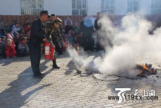 阿合奇哈拉奇鄉邊防派出所開展校園消防安全演練