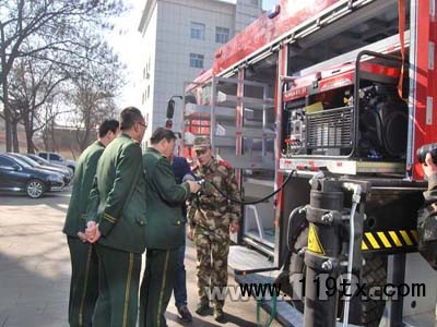 消防官兵檢驗新型設備