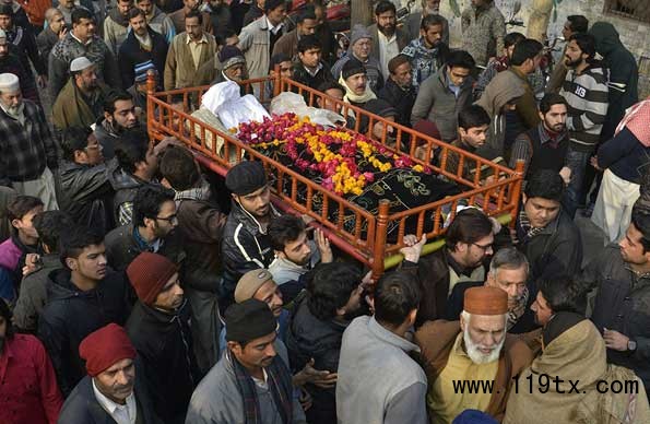 12月30日，在巴基斯坦拉合爾，人們搬運火災遇難者遺體。