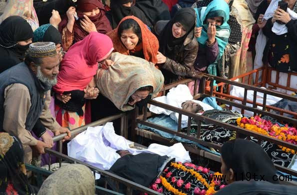 12月30日，在巴基斯坦拉合爾，家屬在火災遇難者遺體旁悲傷不已。